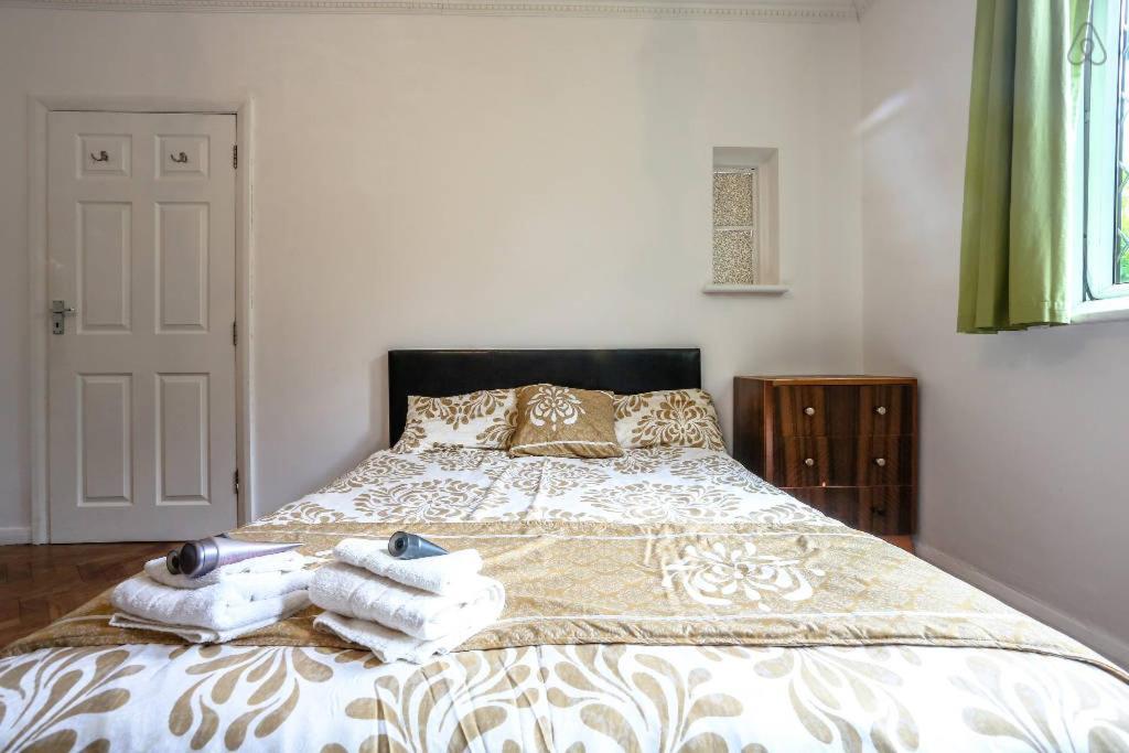 Oyo Guest House Ellipse Whetstone Eksteriør bilde