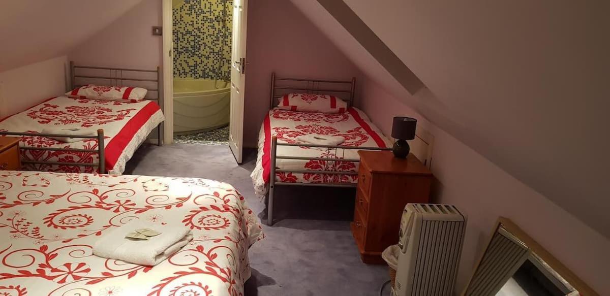 Oyo Guest House Ellipse Whetstone Eksteriør bilde